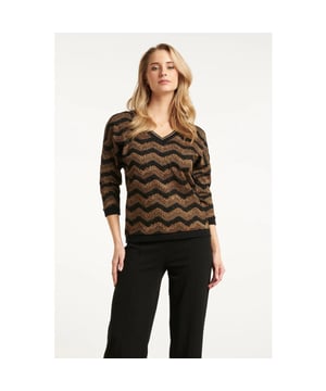 
Voeg een vleugje glamour toe aan je garderobe met deze Smashed Lemon top in een opvallende zwart-gouden zig-zag print. Deze stijlvolle top is vervaardigd van een comfortabele stofsamenstelling met 75% viscose, wat zorgt voor een soepele en luxe feel. De V-halslijn accentueert het decolleté op subtiele wijze, terwijl de 3/4 mouwen de look elegant en veelzijdig maken. De getailleerde pasvorm en korte lengte creëren een vrouwelijk silhouet dat perfect combineert met een high-waist broek of rok. Ideaal voor een chique avond uit of een trendy casual look. Belangrijkste kenmerken: - Getailleerde pasvorm voor een elegante uitstraling - Zwart en gouden zig-zag print voor een glamoureuze look - Gemaakt van 75% viscose, met V-hals en 3/4 mouwenSpecificaties :

 
 * Stijl: Tops 
 * Print: Zig-zag 
 * Pasvorm: Getailleerd 
 * Lengte: Kort 
 * Model is: 176 cm tall and wears size S/36 
 * Country of origin: Made in Turkey 
 * Kleur: Black-Gold 
 * Lining: No 
 * Fabric composition: 75% Viscose 20%