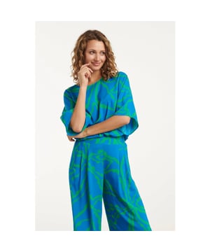 
Breng kleur in je garderobe met deze stijlvolle top van Smashed Lemon. De top heeft een levendige grafische bloemenprint in helder blauw en grasgroen, perfect om je outfit een frisse en moderne uitstraling te geven. Dankzij de losse pasvorm en de soepele 100% rayon stof voelt de top heerlijk licht en comfortabel aan. De ronde halslijn en 3/4 flared raglanmouwen zorgen voor een elegante en vrouwelijke touch. Belangrijkste kenmerken:- Unieke grafische bloemenprint in helder blauw en grasgroen- Comfortabele losse pasvorm met elegante flared raglanmouwen- Gemaakt van 100% rayon, luchtig en zacht voor optimaal draagcomfort Combineer deze top met een jeans of een rok voor een moeiteloos chique look.Specificaties :

 
 * Stijl: tops 
 * Print: Grafisch  
 * Pasvorm: losvallend 
 * Lengte: kort 
 * Model is : 175 cm tall and wears size S/36 
 * Country of Origin: Made in P.R.C. 
 * Kleur: Blauw, Groen 
 * Lining: no 
 * Fabric composition: 100% rayon