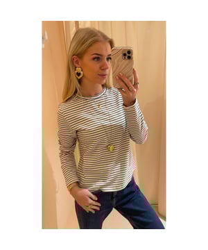 
Danielle streep Top – Tijdloos, Elegant en Comfortabel
 De Danielle streep top is dé perfecte mix van klassieke elegantie en moderne flair. Met zijn tijdloze streeppatroon en flatterende pasvorm is deze top een must-have voor iedere garderobe. Ideaal voor zowel een casual dagje uit als een stijlvolle werklook. Dankzij de hoogwaardige materialen voelt de top heerlijk zacht aan en biedt hij ultiem draagcomfort.

 Waarom Kiezen voor de Danielle Streep Top?

  
 * Stijlvol Streeppatroon: Tijdloos design dat gemakkelijk te combineren is met verschillende outfits. 
 * Comfortabele Pasvorm: Sluit mooi aan zonder strak te zitten, voor een flatterend effect. 
 * Veelzijdig Te Dragen: Perfect voor zowel werk als vrije tijd.  Stijltips voor de Danielle Streep Top

 Combineer de Danielle streep top met een