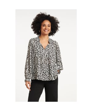 
Voeg een statement toe aan je outfit met deze los vallende top van Smashed Lemon. De top is ontworpen in een verfijnde dierenprint met een stijlvolle combinatie van zwart en wit op chiffon stof, wat zorgt voor een luxe en speelse uitstraling. De sierlijke V-halslijn flatteert je decolleté, terwijl de lange mouwen een chique, elegante look bieden. Het luchtige chiffon materiaal maakt deze top perfect voor zowel casual als geklede gelegenheden. Combineer deze top met een strakke broek of een rokje voor een modieuze en comfortabele outfit. Kenmerken: - Sierlijke V-halslijn en lange mouwen voor een vrouwelijke en elegante uitstraling - Dierenprint in zwart met witte achtergrond voor een stijlvolle en gedurfde look - Gemaakt van luchtige chiffon stof voor een luxe gevoel en comfortabel draagplezierSpecificaties :

 
 * Stijl: tops 
 * Print: Graffisch 
 * Pasvorm: losvallend 
 * Lengte: Maxi 
 * Model: 180 cm lang en draagt maat S/62 
 * Production country: Made in P.R.C. 
 * Kleur: Wit,