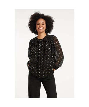 
Voeg een vleugje verfijning toe aan je garderobe met deze los vallende top van Smashed Lemon. De top is ontworpen met een elegante ronde halslijn, die wordt geaccentueerd door een klein gouden knoopsluiting bij de hals, wat een luxe detail toevoegt. De prachtige gouden stip print op een zwarte chiffon ondergrond maakt deze top zowel chic als tijdloos. De lange mouwen bieden extra comfort en stijl, terwijl de luchtige, los vallende pasvorm zorgt voor een moeiteloze uitstraling. Deze top is perfect voor zowel een zakelijke als een avondlook. Kenmerken: - Ronde halslijn met een kleine gouden knoopsluiting voor een luxe detail - Gouden stip print op een zwarte chiffon stof voor een verfijnde uitstraling - Los vallende pasvorm en lange mouwen voor een comfortabele en elegante lookSpecificaties :

 
 * Stijl: tops 
 * Print: Stippen 
 * Pasvorm: Losvallend 
 * Lengte: Kort 
 * Model: 180 cm lang en draagt maat S/153 
 * Production country: Made in India 
 * Kleur: Zwart, Goud 
 * Lining: No