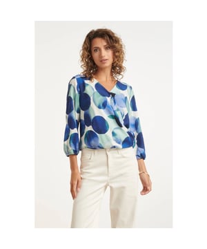 
Voeg een dosis kleur en comfort toe aan je garderobe met deze stijlvolle broek van Smashed Lemon! Deze broek combineert een unieke abstracte print met een comfortabele pasvorm, perfect voor zowel een casual dag als een meer geklede gelegenheid. De broek is voorzien van een dynamische en levendige abstracte print in diverse groen-, blauw- en geeltinten, wat zorgt voor een frisse en kunstzinnige uitstraling. Het model heeft een comfortabele pasvorm die soepel om het lichaam valt en veel bewegingsvrijheid biedt. De handige steekzakken aan de zijkant maken het broekje niet alleen stijlvol, maar ook praktisch. Gemaakt van een soepele stof, draagt deze broek heerlijk en voelt hij licht aan op de huid. Combineer hem met een effen top voor een gebalanceerde look, of draag hem met een bijpassende blouse voor een complete en opvallende outfit. Productkenmerken: Levendige Abstracte Print: Een uniek en kunstzinnig patroon in frisse kleuren. Comfortabele Pasvorm: Biedt optimale bewegingsvrijheid en