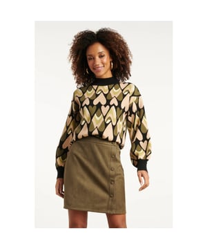
Deze gebreide top van Smashed Lemon in een stijlvolle combinatie van zwart en armygroen is perfect voor wie comfort wil combineren met een unieke textuur. De haartjesstructuur in de knit zorgt voor een zachte, speelse look die ideaal is voor de herfst en winter. De top is afgewerkt met een ronde hals met opstaand boordje (stand), lange pofmouwen, en een losvallende pasvorm die moeiteloos te stylen is. Dankzij de hoogwaardige samenstelling van 52% viscose voelt de stof licht, ademend en comfortabel aan. Belangrijke punten: - Zwarte en armygroene kleurcombinatie – stijlvol en makkelijk te combineren - Haartjesstructuur voor een opvallende, zachte textuur - Ronde hals met opstaand boordje en lange pofmouwen – modieus en comfortabel - Losvallend model voor een relaxte, flatterende fit - Gemaakt van 52% viscose – soepel, ademend en zacht voor de huidSpecificaties :

 
 * Stijl: Gebreide Tops 
 * Print: Haartjes 
 * Pasvorm: Losvallend 
 * Lengte: Kort 
 * Model is: 173 cm tall and wears