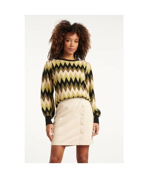 
Deze army-zandkleurige zigzag top van Smashed Lemon is een stijlvolle toevoeging aan elke garderobe. De getailleerde pasvorm accentueert je figuur op een subtiele en comfortabele manier, terwijl het grafische zigzagmotief in natuurlijke tinten zorgt voor een moderne, aardse uitstraling. Gemaakt van een zachte, rekbare stof met 49% viscose, is deze top heerlijk ademend en soepel. De ronde hals en lange gepofte mouwen geven het geheel een vrouwelijke en elegante touch. Belangrijke punten: - Grafisch zigzagpatroon in natuurlijke kleuren: army en zand - Getailleerde pasvorm voor een flatterend silhouet - Gemaakt van 49% viscose – zacht, ademend en comfortabel - Afgewerkt met ronde hals en lange gepofte mouwen Draag deze gebreide top solo of onder een jasje voor een casual chique look – ideaal voor werk, lunchdates of een dagje uit.Specificaties :

 
 * Stijl: Gebreide Tops 
 * Print: Zig-zag 
 * Pasvorm: Losvallend 
 * Lengte: Kort 
 * Model is: 176 cm tall and wears size S/36 
 * Country
