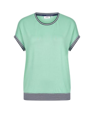 
* Top met korte aangeknipte mouwen
* Stretch viscose-jersey
* Fijne ribboord met sportieve strepen aan de halslijn, armsgaten en tailleband
* Metalen logo plaatje aan de voorkant 95% viscose 5% elastane
