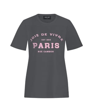 
LADY DAY Cambon vind je nu op To Be Dressed. Prachtig en uniek item van premium travelkwaliteit en gemaakt van de volgende materialen: 95% Cotton 5% Elastane. Het t-shirt Cambon is een rechtvallend model met korte mouwen en ronde hals. De voorkant is contrast geprint met een franse tekst.