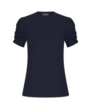 
LADY DAY Toya vind je nu op To Be Dressed. Prachtig en uniek item van premium travelkwaliteit en gemaakt van de volgende materialen: 80%pa/20%el. De top Toya is een recht vallende, top met V-hals. De top heeft driekwartmouwen met kleine plooien aan de bovenkant.
