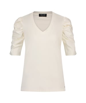
LADY DAY Toya vind je nu op To Be Dressed. Prachtig en uniek item van premium travelkwaliteit en gemaakt van de volgende materialen: 80%pa/20%el. De top Toya is een recht vallende, top met V-hals. De top heeft driekwartmouwen met kleine plooien aan de bovenkant.