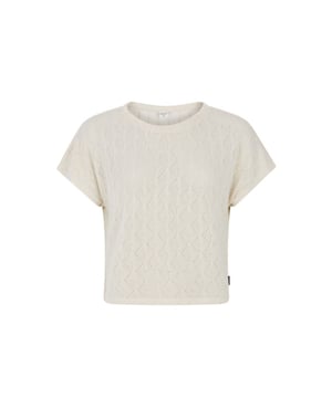 
PROTEST brengt met trots het iris t-shirt op de markt, een must-have voor alle dames die van stranddagen houden. Dit shirt is perfect voor een dagje zonnen of een strandwandeling met vrienden. Het iris t-shirt biedt talloze voordelen voor de moderne vrouw. Dankzij de witte kleur met multicolor print is het shirt makkelijk te combineren met allerlei outfit en bikini's. De lichte stof zorgt voor een comfortabele pasvorm en laat je huid ademen, zelfs op de warmste zomerdagen. De belangrijkste kenmerken van het iris t-shirt zijn de unieke print en de hoogwaardige kwaliteit van Protest. De print zorgt ervoor dat je opvalt op het strand, terwijl de kwalitatieve stof ervoor zorgt dat het shirt lang meegaat. De ronde hals en korte mouwen geven het shirt een casual en stijlvolle uitstraling. In samenvatting is het iris t-shirt van PROTEST de ideale toevoeging aan je zomergarderobe. Met zijn unieke print, comfortabele pasvorm en duurzame kwaliteit, zal dit shirt je niet teleurstellen tijdens al