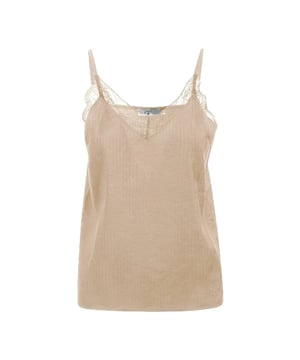 
Een essentiele basic in jouw garderobe, deze nude spaghettitop Luna met kant. De ideale top om ergens onder te dragen. De nude top met V-hals heeft een subtiel werkje, vertelbare bandjes, kanten details bij de hals en een rechte onderzoom. 
Materiaal: 80% viscose, 20% polyamide