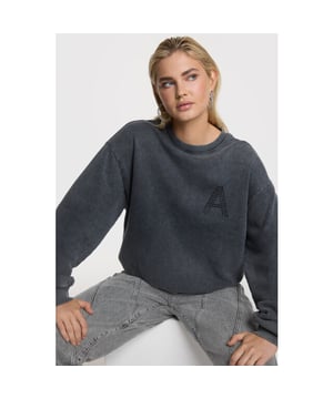 
Kleur: BLACK<br>
Materiaal: 85% Cotton / 15% Polyester<br>
Het model is 1,76m en draagt maat S