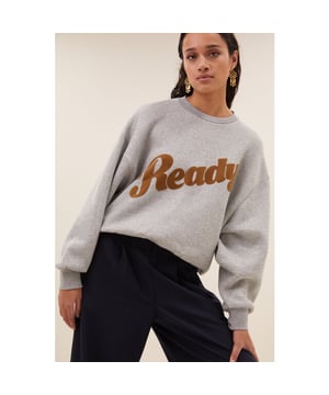 
<p>De bibi ready sweater, een casual must-have voor elke garderobe! Gemaakt van een mooie katoenkwaliteit, biedt deze sweater een comfortabele normale pasvorm met verlaagde schoudernaden voor een moderne look. De ronde halslijn en lange mouwen maken het perfect voor elke dag, terwijl de opvallende statement print jouw stijl een unieke twist geeft!</p><br>Kleur: grey melee <br>
Materiaal: 80% cotton, 20% polyester<br>
Het model is 1,78m en draagt maat S