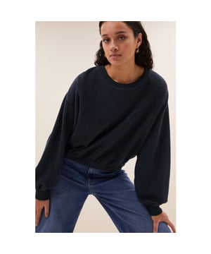 
<p>Een perfecte balans tussen stijl en comfort! De verlaagde schoudernaden en elastische band aan de onderkant creëren een relaxte uitstraling. Met een ronde hals en lange mouwen is deze veelzijdige sweater gemakkelijk te combineren. De sparkle details voegen een vleugje glamour toe aan je look.</p><br>Kleur: midnight<br>
Materiaal: 86% katoen, 7% metal, 7% polyamid<br>
Het model is 1,75m en draagt maat S