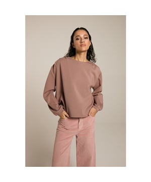 
Kleur: Warm Pink <br>
Materiaal: 51% Modal, 43% Polyester, 5% Elastane<br>
Het model is 176 en draagt maat s<br>
Valt op maat, maar heeft een oversized pasvorm.<br>
Voor een aangesloten look kunt u een maat kleiner kiezen