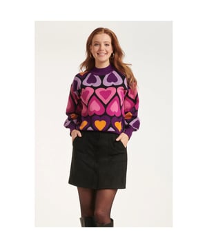 
Voeg een speelse en kleurrijke touch toe aan je garderobe met de Smashed Lemon gebreide top met hartjesprint. Deze opvallende top heeft een oversized fit en lange, wijde mouwen, wat zorgt voor een comfortabele en modieuze look. De rib gebreide hoge ronde hals, samen met de rib gebreide boorden en zoom in een heldere paarse kleur, geven deze top een levendige en verfijnde afwerking. De top is gemaakt van een hoogwaardige viscosemix garen, wat zorgt voor een zachte en luxe draagervaring. De vrolijke hartjesprint in een mix van paarse, roze en oranje tinten maakt deze top een echte blikvanger, perfect om op te vallen in elke gelegenheid.  

 Belangrijkste kenmerken:

  
 *  Gemaakt van een zachte viscosemix garen in paarse, roze en oranje tinten 
 *  Rib gebreide hoge ronde hals, boorden en zoom in heldere paarse kleur  
 *  Oversized fit met lange, wijde mouwen  Specificaties :

  
 * Stijl: truien-vesten 
 * Print: Harten 
 * Pasvorm: Losvallend 
 * Lengte: Kort 
 * Model: 180 cm lang