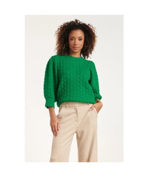 
Voeg een levendige touch toe aan je garderobe met de Smashed Lemon Felgroene Gebreide Trui met Structuur. Deze opvallende trui is perfect voor de modieuze vrouw die houdt van comfort en duurzaamheid. De trui heeft een unieke bubble structuur gecombineerd met geribde details aan de manchetten en zoom, wat zorgt voor een speelse maar verfijnde look. De oversized pasvorm en pofmouwen met driekwart lengte zorgen voor een eigentijdse en comfortabele stijl. De ronde halslijn maakt deze trui veelzijdig en gemakkelijk te combineren met verschillende outfits. Deze prachtige trui is gemaakt van een gerecyclede polyesterblend, wat niet alleen goed is voor je stijl, maar ook voor het milieu. Of je nu een dagje uit gaat of gewoon thuis ontspant, deze felgroene trui van Smashed Lemon zal je outfit laten stralen. 

 Belangrijkste kenmerken:

  
 *   Gemaakt van een gerecyclede polyesterblend voor een duurzame keuze
  
 *   Bubble structuur gecombineerd met geribde manchetten en zomen voor een unieke