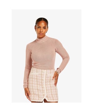 
De Josh V Jip dames top in de kleur Dusty Pink Glitter is een absolute must-have. De roze glitter top heeft een aansluitende pasvorm en is vervaardigd uit een fijngebreide kwaliteit met glanzend lurex. 