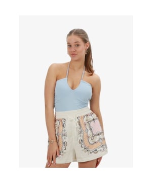 
De Josh V Tascha Body in Fresh Blue is een halter model. De body heeft een stretch kwaliteit met een drukknoopsluiting aan de onderkant. De body kun je op verschillende manier aan de bovenkant strikken.