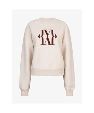 
De JOSH V Ebah dames sweater in de kleur Light Ecru Melange is een stijlvolle en comfortabele toevoeging aan je garderobe. De grijze sweater staat mooi op een jeans of een shorts voor een casual outfit. De sweater is gemaakt van 100% katoen, ingekocht via Better Cotton, en heeft een losvallende pasvorm. Het donkerbruine JOSH V-logo aan de voorkant maakt de trui helemaal af.
