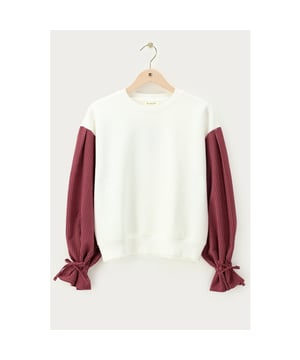 
Deze prachtige wit kleurige sweater dames van het merk my jewellery is een must-have voor elke kledingkast! Het is een perfecte keuze voor zowel casual als meer geklede outfits. De sweater is gemaakt van hoogwaardig materiaal en heeft een comfortabele pasvorm. De uni kleur zorgt ervoor dat hij gemakkelijk te combineren is met andere items uit je garderobe. De elegante black collar kraagje voegt een vleugje stijl toe aan de sweater en maakt hem geschikt voor elke gelegenheid.en#10;en#10;Of je nu naar je werk gaat, een dagje gaat shoppen of een avondje uit bent, deze sweater is de ideale keuze. Draag hem op een jeans voor een casual look of combineer hem met een rok voor een meer geklede uitstraling. Door de veelzijdigheid van deze sweater kan je er eindeloos mee variëren en hem telkens weer anders stylen.en#10;en#10;Deze sweater dames van my jewellery is niet alleen trendy en stijlvol, maar ook nog eens van hoge kwaliteit. Hierdoor kan je er nog lang van genieten en zal hij zeker niet ontbreken in je garderobe. Wacht niet langer en voeg deze prachtige wit kleurige sweater toe aan je collectie. Bestel hem nu  en geniet van de perfecte combinatie van stijl en comfort!