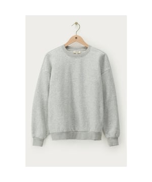 
De grijs melee colored sweater voor dames van het merk my jewellery is een must-have item voor elke kledingkast. Deze comfortabele en stijlvolle sweater is perfect voor zowel casual als trendy looks. De grijze melee kleur zorgt voor een speelse twist en is makkelijk te combineren met verschillende outfits. De sweater is voorzien van een zwarte kraag, wat zorgt voor een modieuze touch. Dit maakt het mogelijk om de sweater ook onder een jasje te dragen voor een chique en classy uitstraling. Met deze sweater van my jewellery ben je verzekerd van een trendy en comfortabele look. Een absolute aanwinst voor jouw garderobe. Bestel nu en draag deze must-have sweater voor elke gelegenheid!