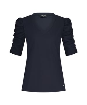 
LADY DAY Tigger vind je nu op To Be Dressed. Prachtig en uniek item van premium travelkwaliteit en gemaakt van de volgende materialen: 80% Polyamide 20% Elastane. De top Tigger heeft een V-hals met een driekwart gesmokte mouw. De top is een aangesloten model.