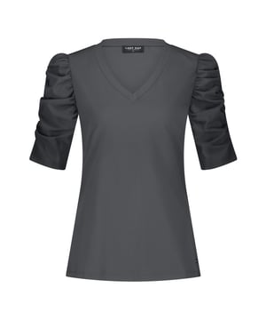 
LADY DAY Tigger vind je nu op To Be Dressed. Prachtig en uniek item van premium travelkwaliteit en gemaakt van de volgende materialen: 80% Polyamide 20% Elastane. De top Tigger heeft een V-hals met een driekwart gesmokte mouw. De top is een aangesloten model.