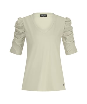 
LADY DAY Tigger vind je nu op To Be Dressed. Prachtig en uniek item van premium travelkwaliteit en gemaakt van de volgende materialen: 80% Polyamide 20% Elastane. De top Tigger heeft een V-hals met een driekwart gesmokte mouw. De top is een aangesloten model.
