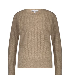 
<p>Een trui in een zachte kwaliteit met een fijne kabel patroon. De trui heeft een ronde hals en ribboorden aan de mouw en boord.</p>
<ul>
<li>Materiaal: 63% polyester 22% acryl 6% wol 6% nylon  3% elastaan.</li>
<li>Valt normaal uit.</li>
</ul>