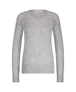 
<p>Een trui in een zachte kwaliteit met een fijne kabel patroon. De trui heeft een ronde hals en ribboorden aan de mouw en boord.</p>
<ul>
<li>Materiaal: 63% polyester 22% acryl 6% wol 65 nylon  3% elastaan.</li>
<li>Valt normaal uit.</li>
</ul>