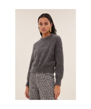 
Kleur: dark grey melee <br>
Materiaal: 75% alpaca, 25% recycled_polyester<br>
Het model is 1,78m en draagt maat S