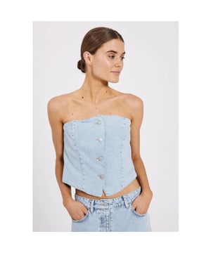 
<p><strong>Productomschrijving</strong></p>
<meta charset="UTF-8">
<p>Denim top van het merk NORR. De top is strapless en cropped. Combineer het bijvoorbeeld met de <a href="/products/ninni-maxi-denim-skirt-norr" title="Aninda-m skirt grey - mbym www.lolavshop.nl – lola. Fashionstore eindhoven" aria-label="Bezoek een webpagina over Aninda-m skirt grey - mbym www.lolavshop.nl – lola. Fashionstore eindhoven">Ninni denim rok</a> voor een all denim look! </p>
<ul>
<li>Stofsamenstelling: 50% katoen, 50% organisch katoen. </li>
<li>Pasvorm: valt normaal. Twijfel je over de maat? Neem contact met ons op en we helpen je graag verder! </li>
</ul>