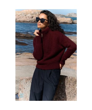 
<p>Ervaar het comfort en de stijl van de boxy beau pullover, een bewuste keuze met een moderne, casual uitstraling. De korte fit en verlaagde schoudernaden zorgen voor een ontspannen pasvorm die met je meebeweegt. Ribgebreide randen en een opstaande kraag geven een verfijnde touch, terwijl de lange mouwen en normale pasvorm zorgen voor een perfect gebalanceerde look, ideaal voor elke dag.</p><br>Kleur: wine<br>
Materiaal: 36% acrylic, 32% alpaca, 20% polyamid, 12% wool<br>
model info: 178 centimeter, draagt maat s<br>
fit: normale pasvorm<br>
maatadvies: dit artikel valt op maat