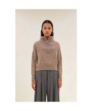 
<div>
<div>Ervaar het comfort en de stijl van de boxy beau pullover, een bewuste keuze met een moderne, casual uitstraling. De korte fit en verlaagde schoudernaden zorgen voor een ontspannen pasvorm die met je meebeweegt. Ribgebreide randen en een opstaande kraag geven een verfijnde touch, terwijl de lange mouwen en normale pasvorm zorgen voor een perfect gebalanceerde look, ideaal voor elke dag.</div>
</div>
<div>
<div>
<ul>
<li>korte fit</li>
<li>verlaagde schoudernaden</li>
<li>ribgebreide randen</li>
</ul>
</div>
</div><br>Kleur: biscuit<br>
Materiaal: 36% acrylic, 32% alpaca, 20% polyamid, 12% wool<br>
fit: normale pasvorm