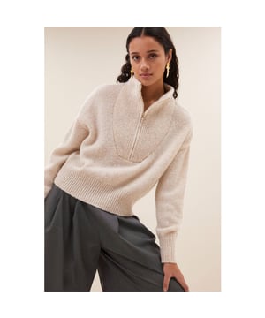 
<p>Ervaar het comfort en de stijl van de boxy beau pullover, een bewuste keuze met een moderne, casual uitstraling. De korte fit en verlaagde schoudernaden zorgen voor een ontspannen pasvorm die met je meebeweegt. Ribgebreide randen en een opstaande kraag geven een verfijnde touch, terwijl de lange mouwen en normale pasvorm zorgen voor een perfect gebalanceerde look, ideaal voor elke dag.</p><br>Kleur: chalk <br>
Materiaal: 36% acrylic, 32% alpaca, 20% polyamid, 12% wool<br>
model info: 175 centimeter, draagt maat s<br>
fit: normale pasvorm