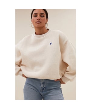 
<p>De essential sweater voor dit seizoen! Deze casual sweater met ronde halslijn, pofmouwen en organische katoen kwaliteit is ideaal voor elke gelegenheid. Voeg moeiteloos stijl en comfort toe aan je garderobe met deze must-have sweater. Combineer de sweater met jouw favoriete lina pants voor een casual look.</p><br>Kleur: Oyster melee<br>
Materiaal: 71% organic cotton, 29% katoen<br>
- casual fit<br>
- ronde halslijn<br>
model info: 172 centimeter, draagt maat s<br>
maatadvies: deze maat valt normaal<br>
fit: normale pasvorm