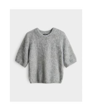 
Deze trendy en comfortabele grijze Opus trui voor dames is een must-have voor jouw kledingkast! De trui is gemaakt van een zachte mix van materialen, namelijk 87% polyester, 10% wol en 3% elasthaan. Hierdoor voelt de trui heerlijk aan op de huid en is het perfect voor de koude winterdagen. Het grijze dessin is tijdloos en gemakkelijk te combineren met andere kledingstukken. Draag de trui op een stoere jeans voor een casual look of combineer het met een rokje en panty voor een chique uitstraling. Met deze Opus trui ben je altijd trendy en comfortabel gekleed. Bestel nu en ervaar zelf het ultieme draagcomfort van deze prachtige trui!
