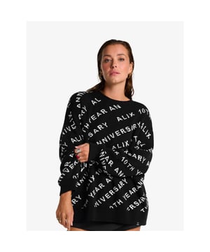 
De Alix the Label Text Trui in Zwart uit de 10 years jubileum collectie heeft een oversized pasvorm en een zachte kwaliteit. Combineer de trui samen met de andere items uit de collectie.