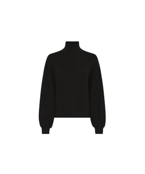 
<p><span lang="nl">Dikke gebreide kwaliteit sweater, heerlijk zacht op de huid en heeft een zeer strakke look. Deze trui is klassiek en tijdloos met zijn hoge hals en iets lossere mouwen. Een sweater die je keer op keer zult dragen, omdat hij zowel met broeken, rokken als jurken gecombineerd kan worden.</span></p><br>Kleur: black<br>
Materiaal: 48% Viscose, 27% Polyester & 25% Polyamide<br>
Normale pasvorm