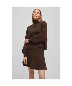 
Kleur: slate black <br>
Materiaal: 48% Viscose, 27% Polyester & 25% Polyamide<br>
Normale pasvorm<br>
Het model is 179 cm lang en draagt maat S/M.