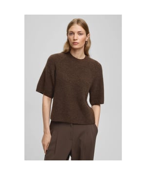 
Kleur: slate black mel <br>
Materiaal: 30% Recycled Polyamide, 20% Wool, 19% Acrylic, 18% Alpaca, 10% Polyamide & 3% Elastan.<br>
Normale pasvorm<br>
Het model is 179cm en draagt maat S/M
