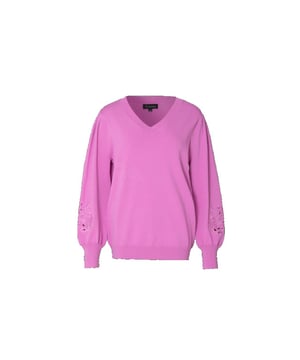
Comfortable fun, is hoe we de Briana trui kunnen omschrijven. Deze trui heeft namelijk een easyfit model met een rijke broderie op de mouwen. Extra details zijn: Opengewerkte mouwen Easy fit model Vhals Fijn gebreide truiMateriaal:65% Rayon  35% NylonWasvoorschrift:Machinewas max. Fijnwas 30 graden Celsius. Niet in droger