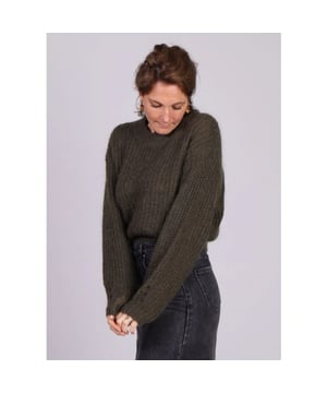 
Mooie groene grof gebreide trui Naissance van het merk Grace & Mila. De donkergroene rib gebreide trui is gemaakt van luxueuze merino- en mohairwol. De verlaagde armsgaten en lange, wijde mouwen creëren een relaxed, maar toch verfijnd silhouet. De opengewerkte details onderaan de mouwen voegen een subtiele vrouwelijke flair toe.
Deze veelzijdige gebreide groene trui is eindeloos te combineren. Draag hem met een rok, jeans of pantalon. 
Product details:

Ronde hals
Lange wijde mouwen met opengewerkte details 
Brede snit voor een relaxte fit
Gemaakt van zacht merinowol en mohairwol

We raden je aan om je gebruikelijke maat te kiezen
Het model is 1,75 m lang, heeft een tailleomvang van 58 cm, een heupomvang van 86 cm en draagt maat S.
Om je trui in topconditie te houden, raden we aan om het op lage temperatuur of met de hand te wassen. 

