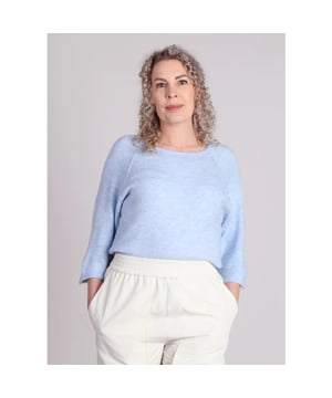 
De PACO oversized trui van Grace & Mila is een heerlijk warme en comfortabele must-have voor het seizoen. Gemaakt van een luxueuze mix van wol en mohair, biedt deze trui een zachte en lichte feel met een stijlvolle uitstraling. De losse, vierkante snit geeft een nonchalante touch, terwijl de ronde halslijn en 3/4-raglanmouwen het geheel een vrouwelijke en eigentijdse look geven.
Perfect te combineren met een tailored pantalon voor een chique en casual uitstraling, of draag hem op een jeans voor een meer relaxte look. Dankzij de oversized pasvorm is deze trui moeiteloos stijlvol en heerlijk comfortabel.
Product details

Oversized pasvorm voor een relaxte look
3/4-raglanmouwen
Ronde halslijn
Naaddetail middenachter als subtiel designaccent

Materiaal: 53% acryl, 28% nylon, 10% wol, 6% mohair, 3% elastaan.
Valt normaal op maat.
Het model is 1,75 m lang en draagt maat S.
Was op lage temperatuur of met de hand om de kwaliteit en zachtheid van de wolmix te behouden.
