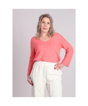 
De koraalkleurige Paltrow trui van Grace & Mila met losvallende pasvorm en speelse 3/4 mouwen biedt ultiem comfort en een moeiteloze elegantie. De subtiele V-hals, de zijsplitten en langere achterkant zorgen voor een modern en flatterend silhouet van de roze trui.
Combineer de koraal Paltrow trui met een lichte jeans voor een casual look of draag de roze trui met een zwarte pantalon. 
Product details:

Losse, oversized pasvorm
3/4 mouwen
V-hals
Splitten aan de zijkant
Langere achterkant
Valt normaal op maat.
Het model op de foto is 1,75 m lang en draagt maat S.
Om de kwaliteit van je trui te behouden, raden we aan om op lage temperatuur of met de hand te wassen. 
