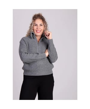 
Grijze gebreide wolmix trui met halve rits Naiki van het merk Grace & Mila. Met een comfortabele losse snit en een trendy rolkraag met ritssluiting, biedt deze trui een speelse, jongensachtige look die toch stijlvol en chic is. Dankzij het warme en zachte materiaal is de grijze gebreide trui met halve rits een onmisbaar item in je herfst- en wintergarderobe. De grijze gebreide trui heeft lange mouwen, een rolkraag met rits en een oversized pasvorm. 
Of je nu voor casual of chic gaat, met de grijze gebreide trui met halve rits kun je eindeloos combineren.
Product details:

Rolkraag met ritssluiting
Rib gebreide trui
Lange mouwen
Kies je normale maat voor de beste pasvorm.
Het model is 1,75 m lang, heeft een tailleomvang van 58 cm, een heupomvang van 86 cm en draagt maat S.
 Om je trui in topconditie te houden, raden we aan om het kledingstuk op lage temperatuur of met de hand te wassen.


