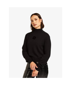 
De Josh V Gaby dames coltrui in de kleur Black is een comfortabele coltrui die je eindeloos combineert. Draag de coltrui in combinatie met een jeans en sneakers voor een casual look, of ga voor een office look door de trui te dragen met een mooie pantalon, een oversized blazer en heels. De coltrui is gemaakt van een fijngebreide wolmix. De Josh V branded knopen op de schouder en het fluweelachtige logo aan de voorzijde geven de trui een unieke uitstraling.