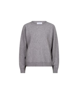 
Deze grijze trui voor dames van het merk Lofty Manner is een must-have voor elke modieuze kledingkast. Hij is gemaakt van een hoogwaardige mix van viscose, polyester en nylon, waardoor hij niet alleen zacht en comfortabel is om te dragen, maar ook duurzaam en gemakkelijk te onderhouden. De neutrale grijze kleur maakt deze trui perfect om te mixen en matchen met verschillende outfits, van casual tot chic. De trui heeft een klassieke ronde hals en lange mouwen en valt soepel om het lichaam voor een flatterende pasvorm. Of je hem nu draagt op een jeans voor een ontspannen look of combineert met een rok en hakken voor een meer formele gelegenheid, deze grijze trui is een veelzijdig stuk dat het hele jaar door gedragen kan worden. Haal hem nu in huis en creëer eindeloos veel stijlvolle outfits!