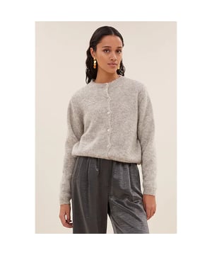 
Kleur: light grey melee <br>
Materiaal: 75% alpaca, 25% recycled_polyester<br>
Het model is 1,78m en draagt maat S
