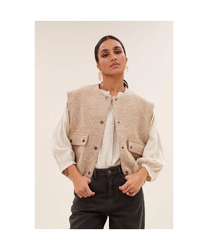 
Kleur: dark sand<br>
Materiaal: 65% virgin wool, 35% polyester<br>
Het model is 1,75m en draagt maat S